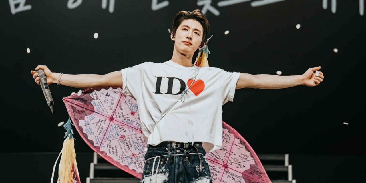 B.I大马开唱入乡随俗背马来传统风筝 2000名粉丝见证完美谢幕