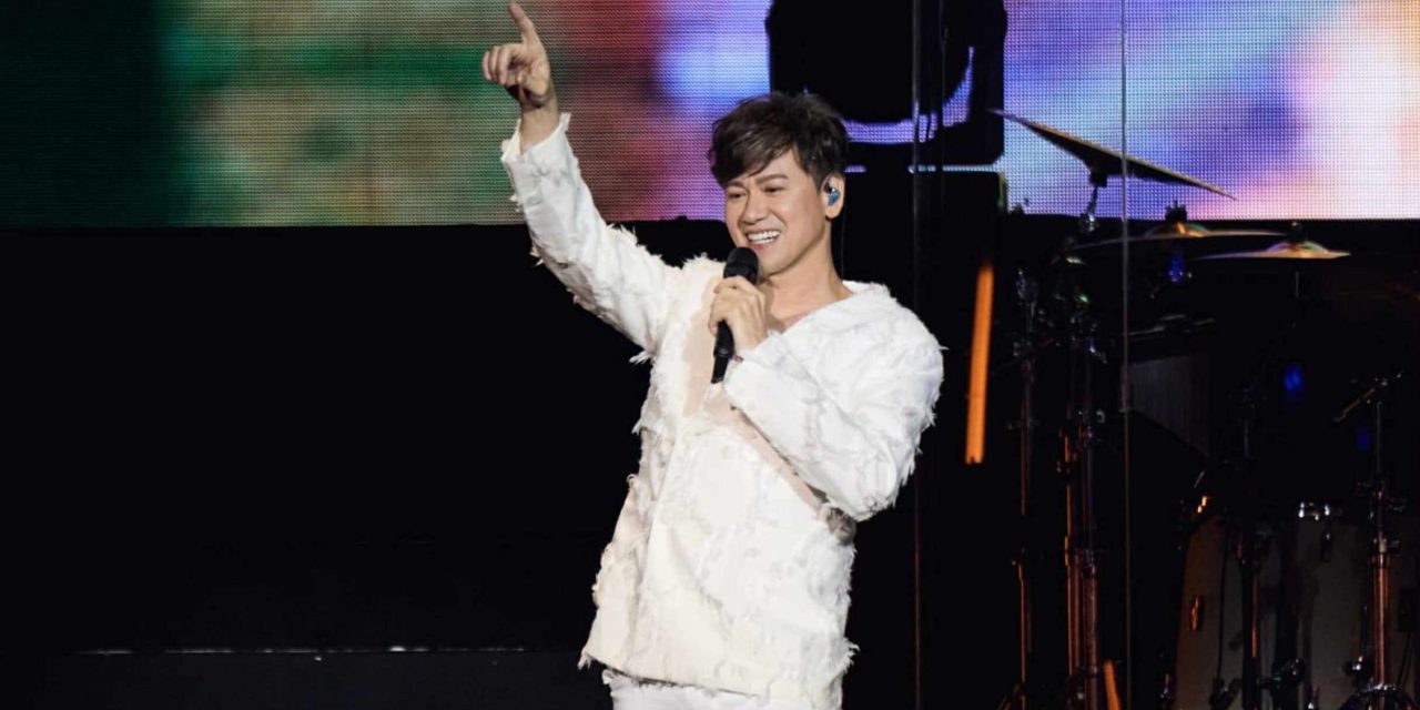 云顶开唱送上很多第一次！《痴心绝对》唱第10,005次 李圣杰下台与歌迷握手、自拍互动