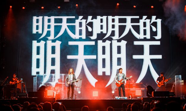 尤秋兴被告白 下秒幽默回应：对不起，我已经有老婆了！动力火车被歌迷要求唱到80岁