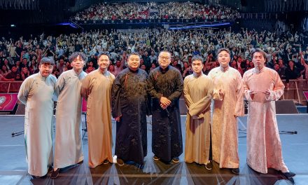 德云社来马轮番放笑弹 大抛马来语、美食梗！岳云鹏相声变演唱会 点歌环节翻车