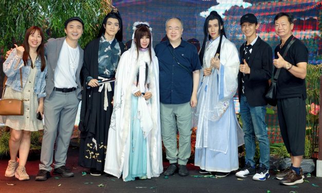 香港著名导演高志森出席钟洁希领衔主演《祝英台》第18场话剧
