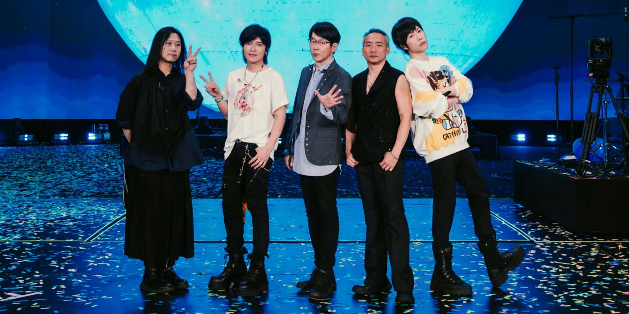 阿信穿摔倒2次粉红西装登场 演出顺利向5.5万歌迷索吻