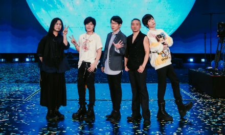 阿信穿摔倒2次粉红西装登场 演出顺利向5.5万歌迷索吻