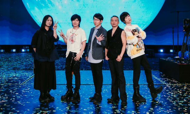 信穿摔倒2次粉红西装登场 演出顺利向5.5万歌迷索吻