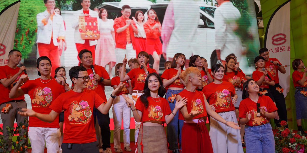 新春造势爆笑连连！陈慧恬“骑”谢承伟拜年掀高潮