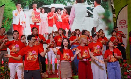 新春造势爆笑连连！陈慧恬“骑”谢承伟拜年掀高潮