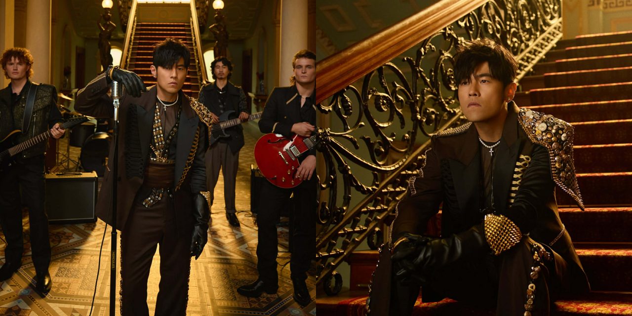 周杰伦以庞克摇滚风造型live band演出 帅气入镜《谁稀罕》MV