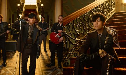 周杰伦以庞克摇滚风造型live band演出 帅气入镜《谁稀罕》MV