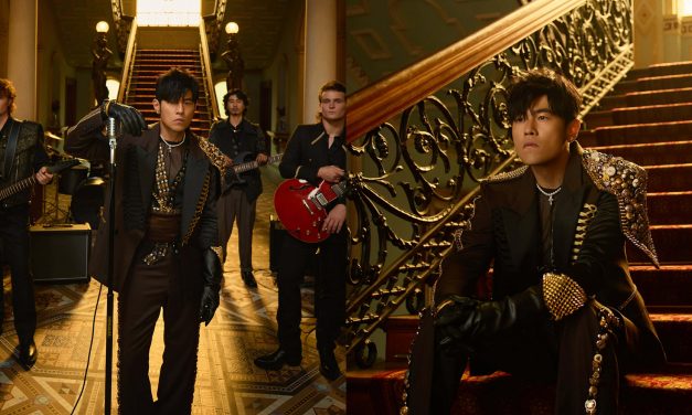 周杰伦以庞克摇滚风造型live band演出 帅气入镜《谁稀罕》MV