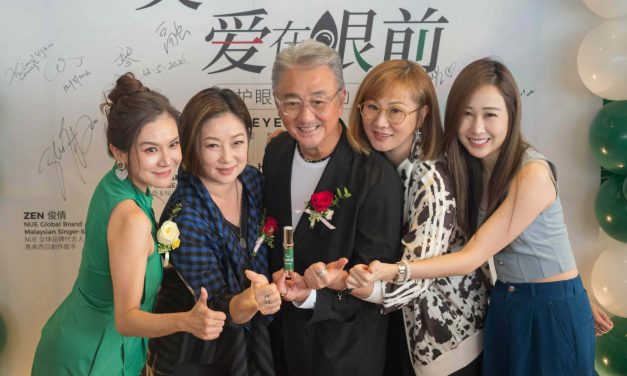 吴岱融难得夫妻档工作！王绮琴半退休状态爱来马吃榴莲