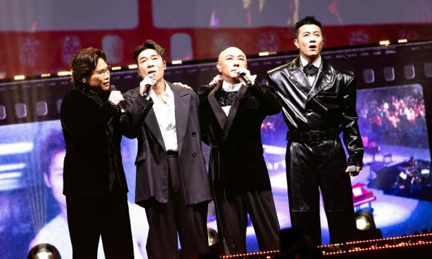 许志安被粉丝问“Sammi咧？” 张卫健宠粉额头贴额头亲密自拍