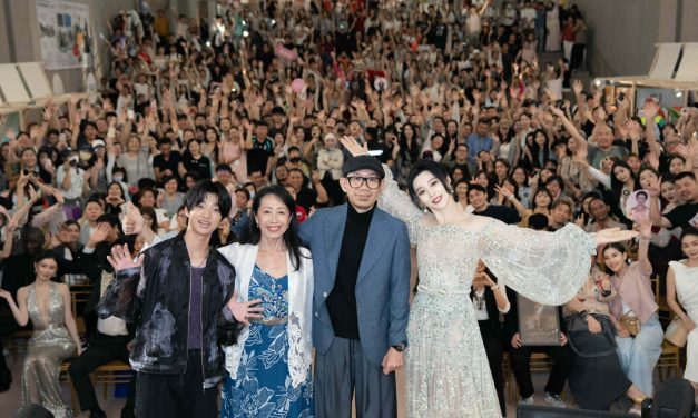 范冰冰《地母》见面会女神造型亮眼 全程甜笑融化粉丝心！